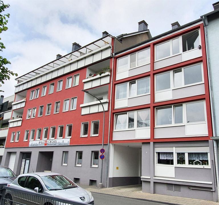 Fassade einer modernen Wohnhäuserreihe in verschiedenen Farben